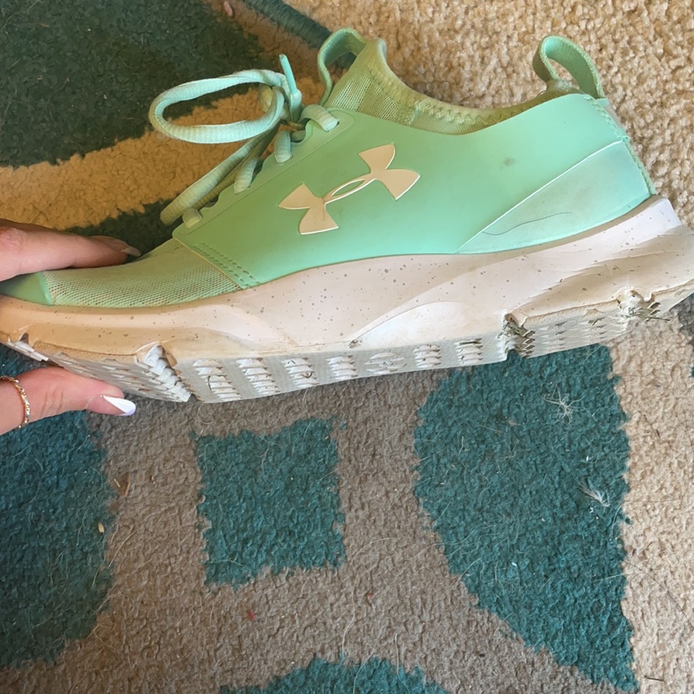 Tennis shoes